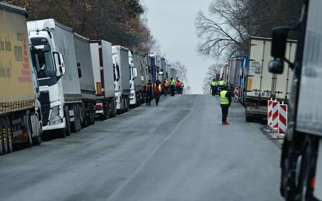 Поляки уже блокують потяги, автобуси та воєнні вантажі для ЗСУ: що відбувається на кордоні