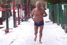 У 83 роки розтирається снігом і купається в ополонці