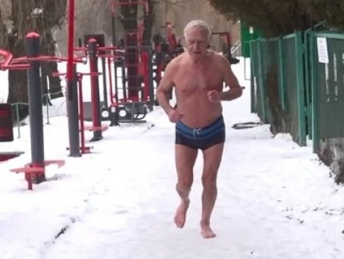 У 83 роки розтирається снігом і купається в ополонці