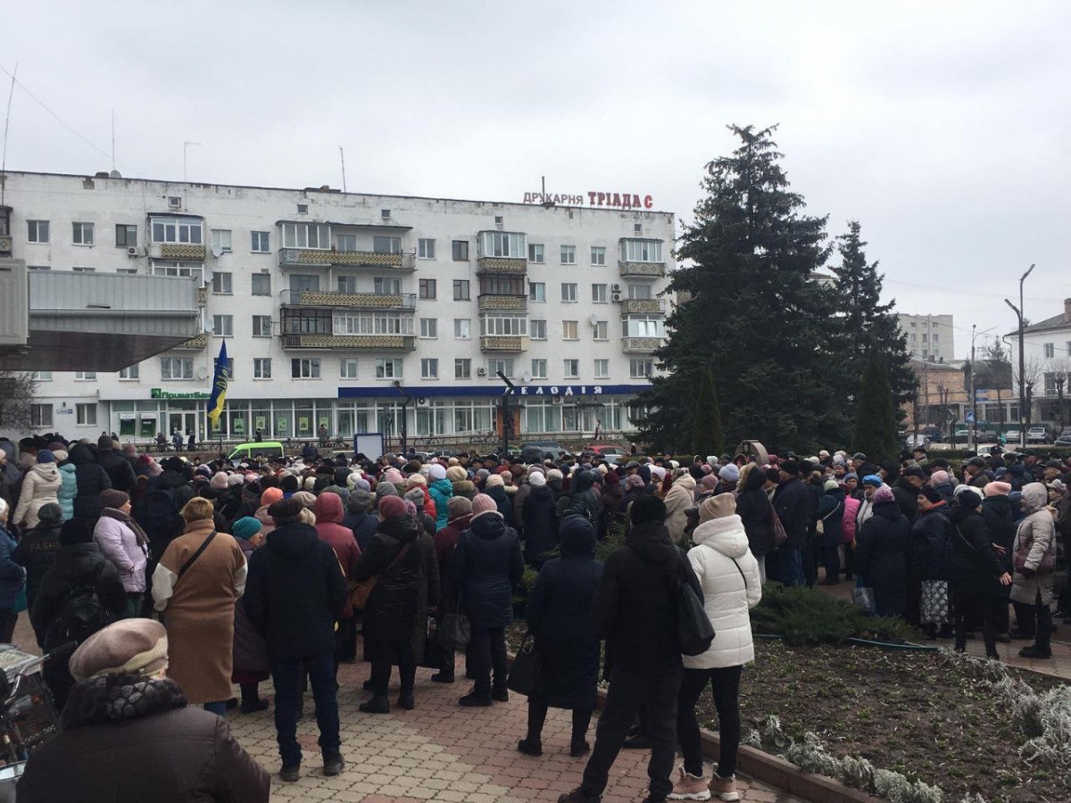 На Житомирщині пенсіонери вийшли на мітинг: вимагають не перераховувати чорнобильські  доплати до пенсії
