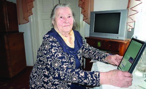 На Волині жінка у 90 літ читає новини у планшеті і доглядає хвору на ДЦП дочку