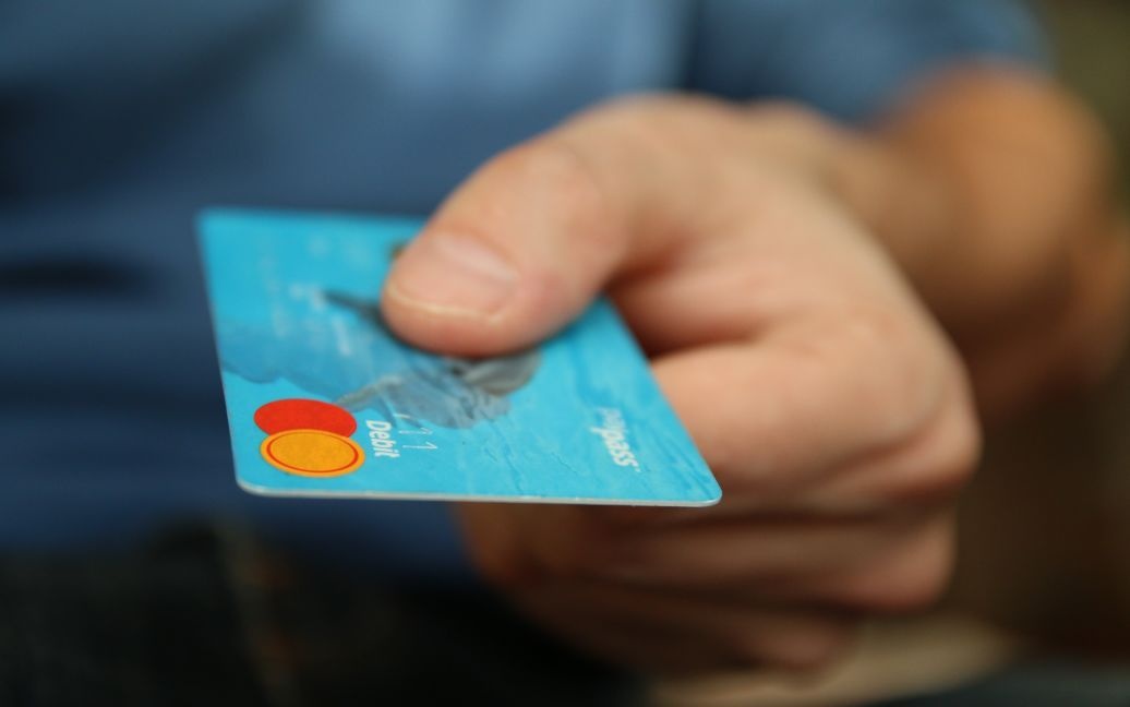 Чому банк може заблокувати картку: поширені причини