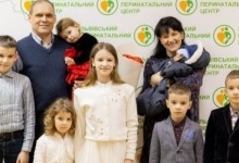 У Львові жінка народила 105-го онука для бабусі