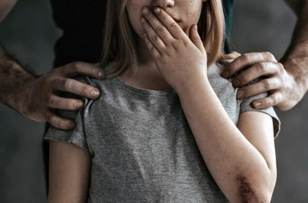 На Житомирщині  вітчим зґвалтував падчерку, поки її матері не було вдома