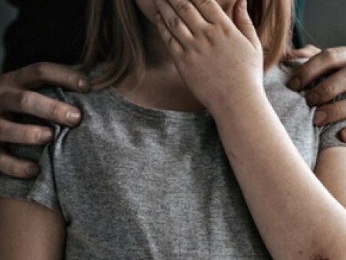 На Житомирщині  вітчим зґвалтував падчерку, поки її матері не було вдома