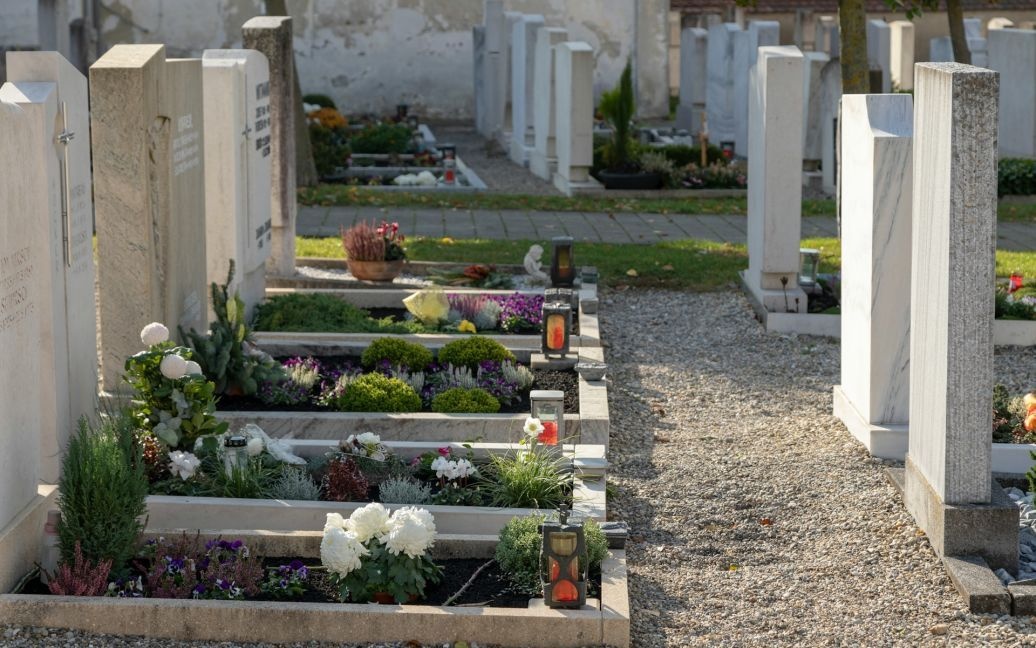 Чим можна замінити пластикові букети: що можна нести на кладовище у поминальні дні