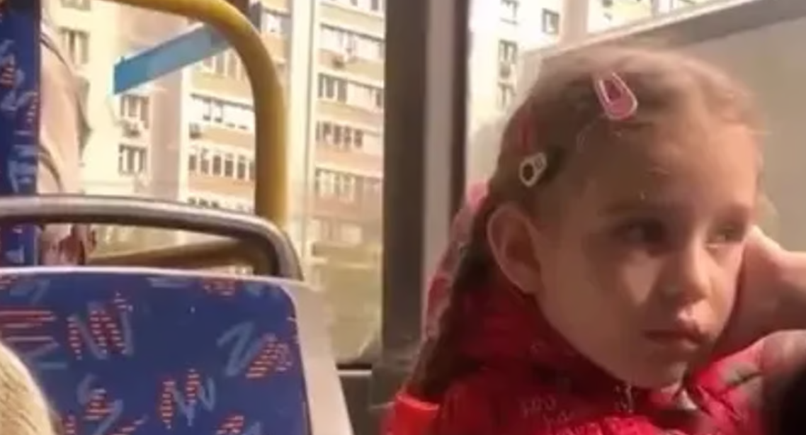У Києві няня била та штовхала маленьку дівчинку у громадському транспорті: подробиці