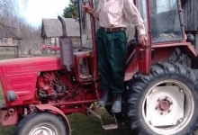 На Волині чоловік у 80 літ ще на тракторі трудиться