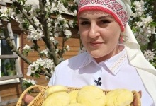 На Волині жінки готують давню страву із домашнього сиру «мандрички»: рецепт