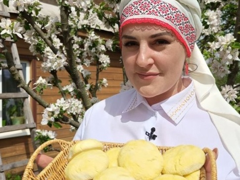 На Волині жінки готують давню страву із домашнього сиру «мандрички»: рецепт