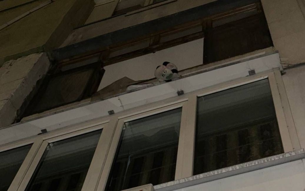 У Києві 2-річна дівчинка випала із вікна, поки батьки спали п'яні