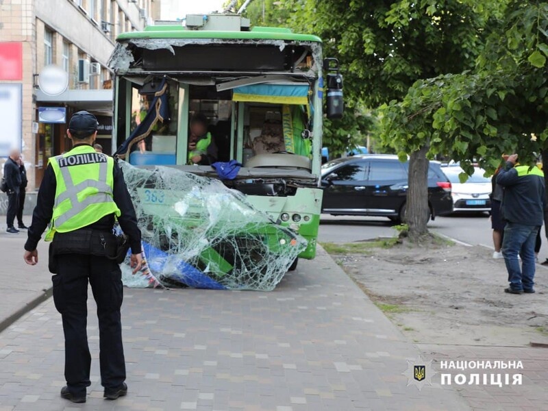 Жахлива ДТП у Черкасах: тролейбус наїхав на пішоходів – 14 людей поранено